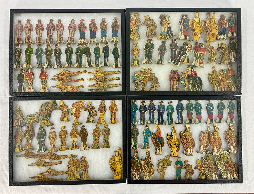 Lot 399: A Group of Vintage Marx Tin Litho Toy Soldiers and Buildings