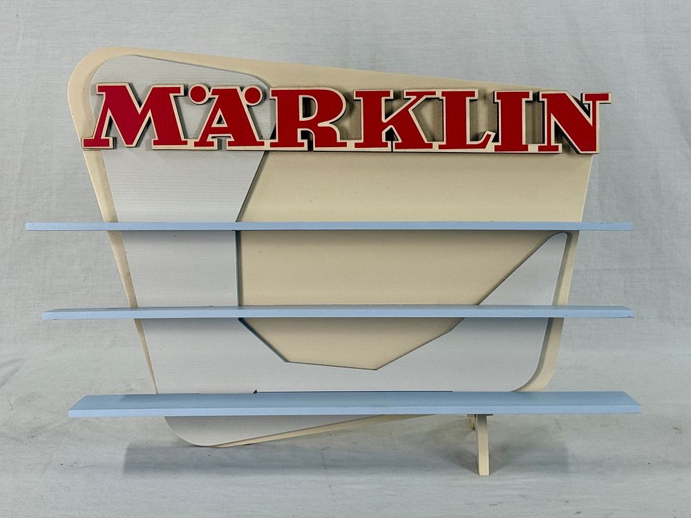 Lot 402: Märklin Decorative Display Showpiece with Three Shelves