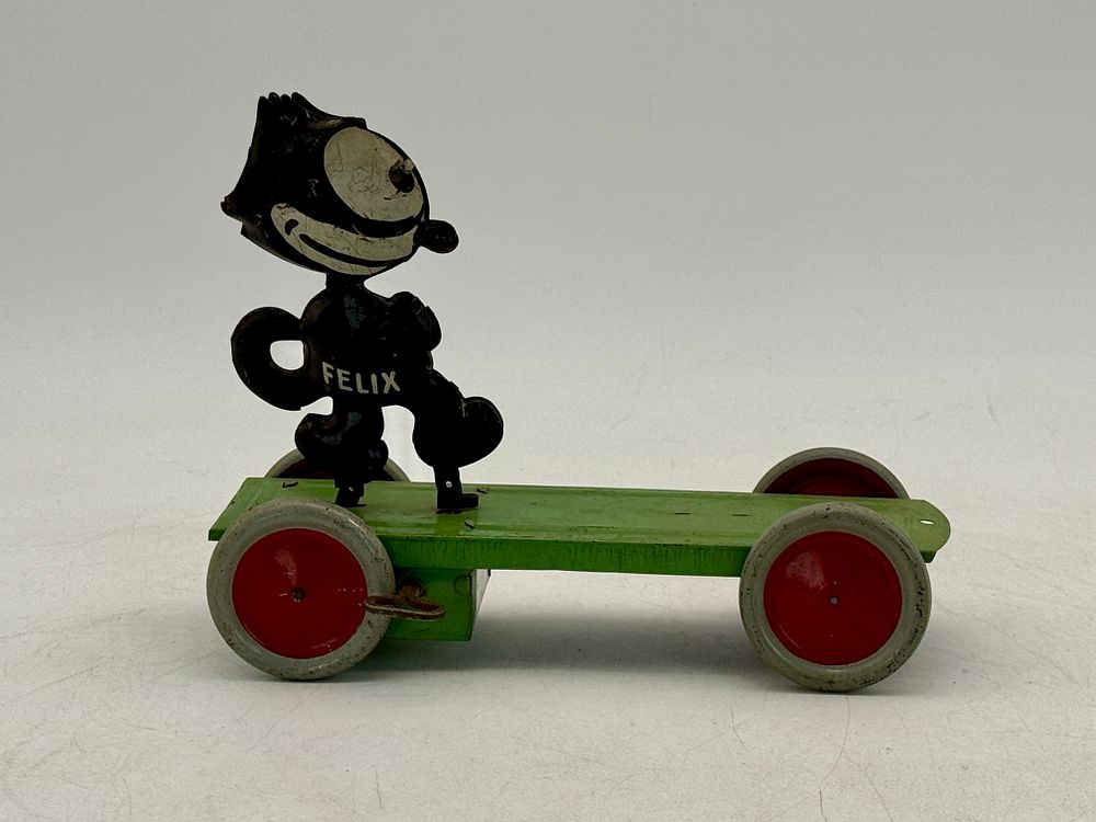 Lot 432: Vintage Nifty Felix the Cat Platform Pull Toy