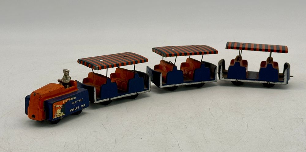 Lot 438: Arcade 1939 New York World's Fair Greyhound Tram Set