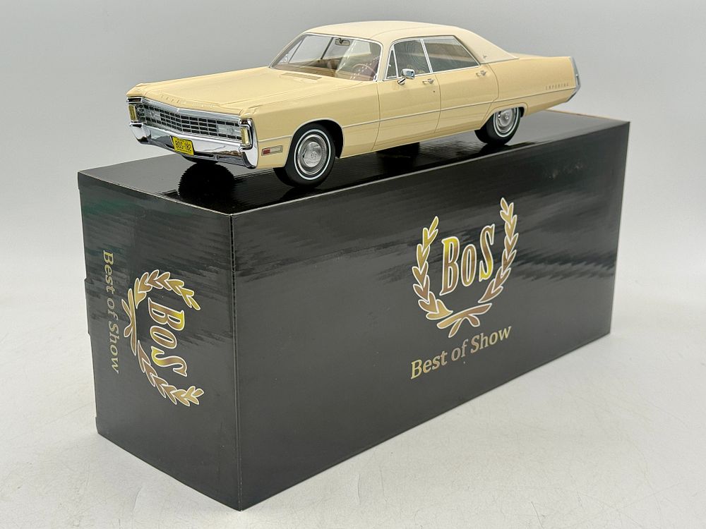 Lot 323: BoS Models #182 1971 Chrysler Imperial LeBaron Model Car
