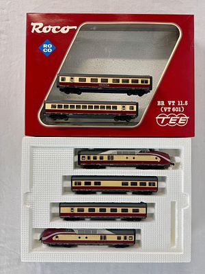 Roco HO Scale BR VT 11.5 VT 601 TEE Model Train Set of Six Units. This HO scale model train set 