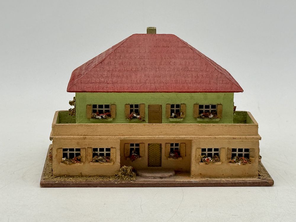 Lot 181: RS Modell 25 Miniature Composition and Cardboard Villa