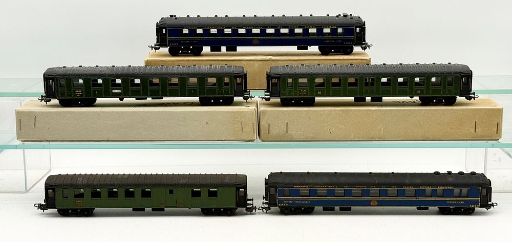 Lot 196: 5 SMCF HO Scale Passenger Coaches in CIWL and French Railway Liveries
