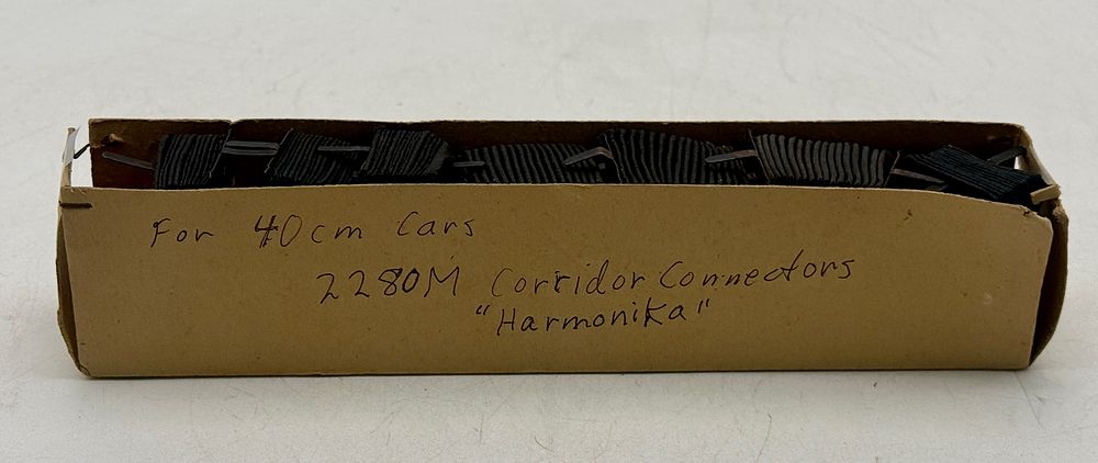 Lot 211: Seven 2280M Harmonika Corridor Connectors for 40cm Model Train Cars with Box