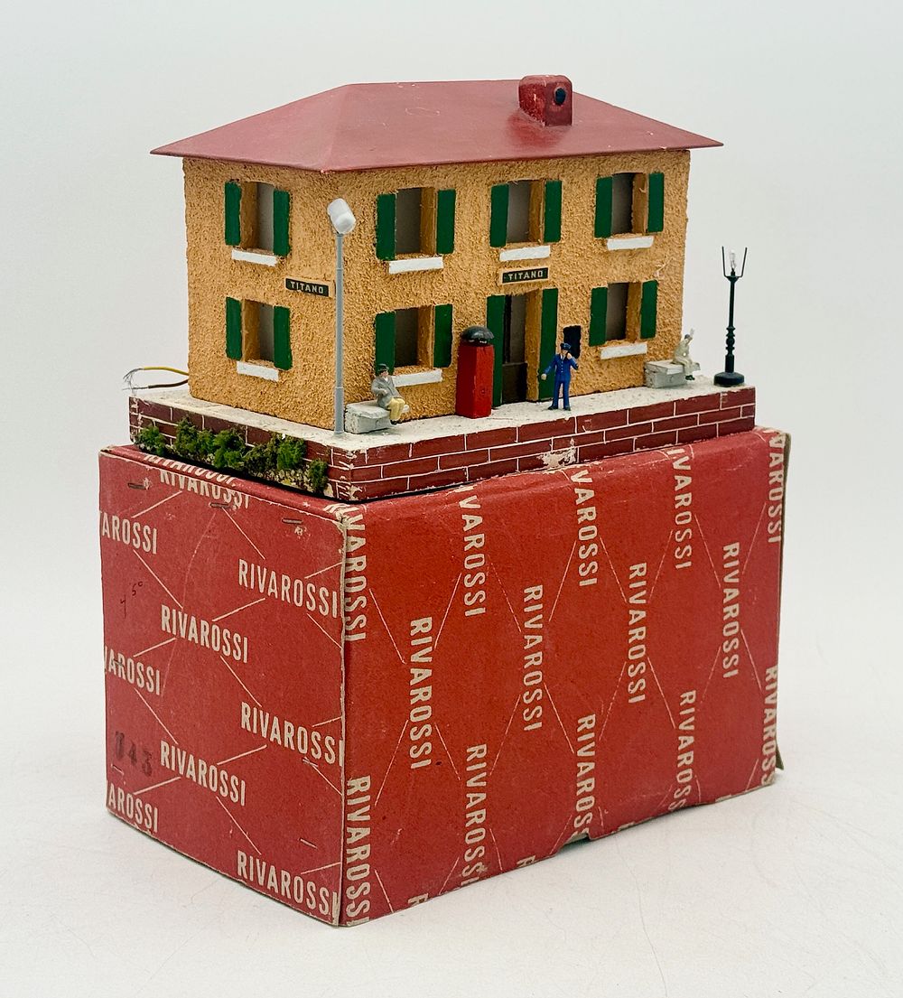 Lot 251: Rivarossi HO Scale Titano Passenger Station with Original Box