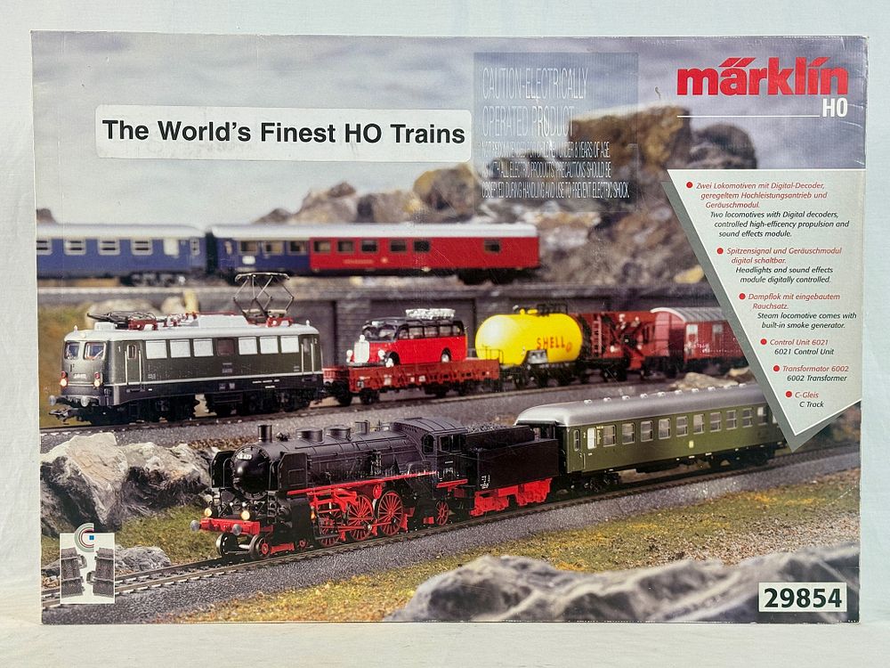 Lot 322: Märklin HO Scale Digital Model Train Starter Set Item Number 29854