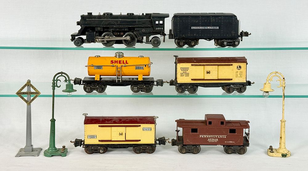 Lot 347: A Collection of Lionel Pre-war O-Gauge Model Trains and Accessories