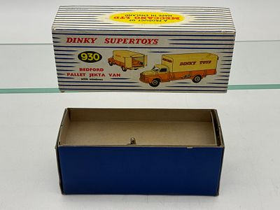 Dinky Supertoys No. 930 Bedford Pallet Jekta Van with Box. A Meccano Ltd. Dinky Supertoys No. 