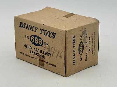 5 Dinky Toys 688 Field Artillery Tractors in Trade box. A group of Dinky Toys No. 688 Field 