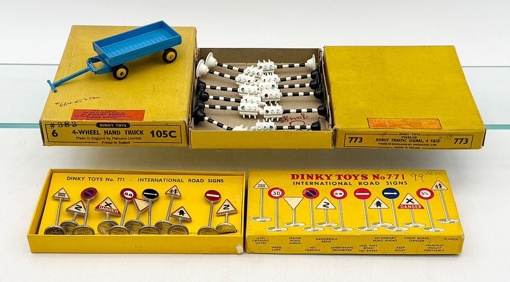 Lot 343: A Group of Vintage Dinky Toys Roadside Accessories and Boxes