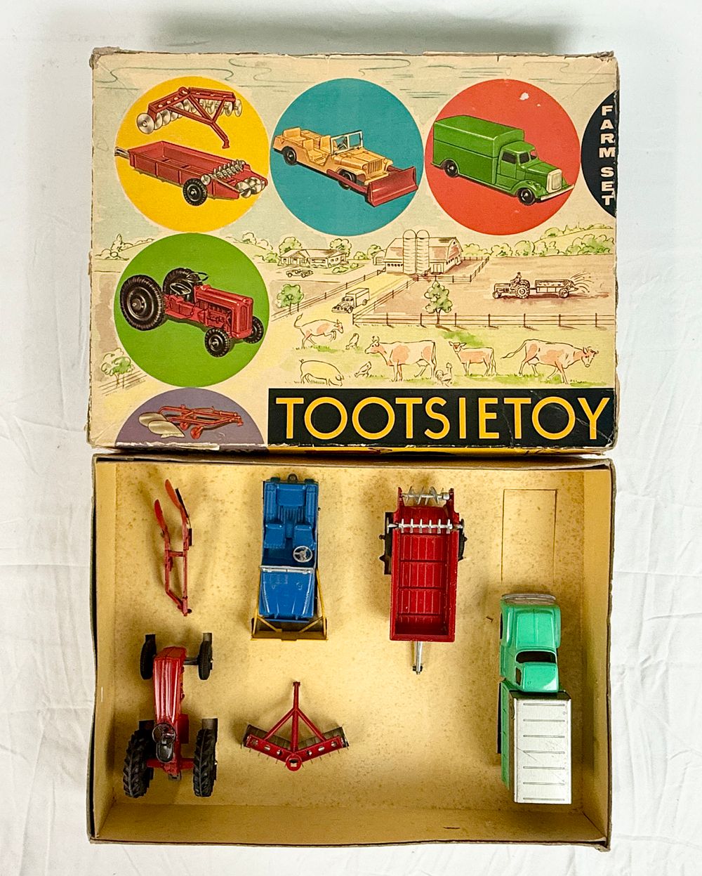 Lot 110: Tootsietoy No. 6800 Die-Cast Metal Farm Set in Original Box