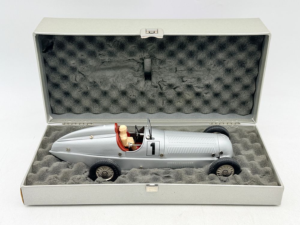 Lot 404: Märklin Mercedes-Benz W125 Silver Arrow Clockwork Racing Car