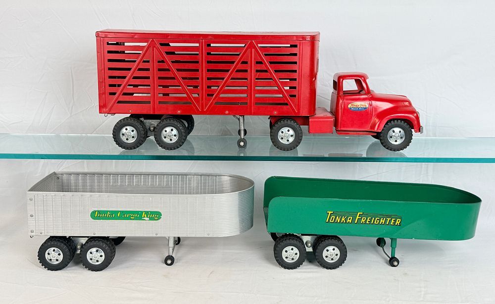 Lot 474: Tonka Pressed Steel Semi-Tractor and Interchangeable Trailer Set