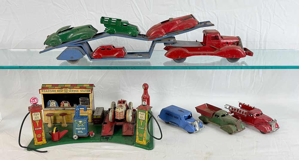 Lot 497: A Group of Marx Vintage Pressed Steel and Tin Toys