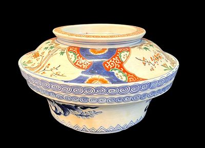CIRCA 1870 JAPANESE IMARI LIDDED BOWL. Provenance: Finders Fayre Antiques, Beaumont, Texas. 