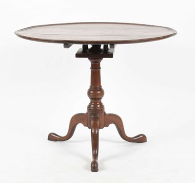 Philadelphia Queen Anne Carved Mahogany Tilt-Top Tea Table, 18th Century. A Philadelphia Queen 