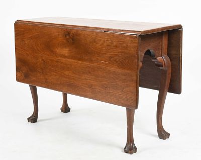 Pennsylvania Queen Anne Walnut Drop-Leaf Dining Table, Mid 18th Century. A Pennsylvania Queen 