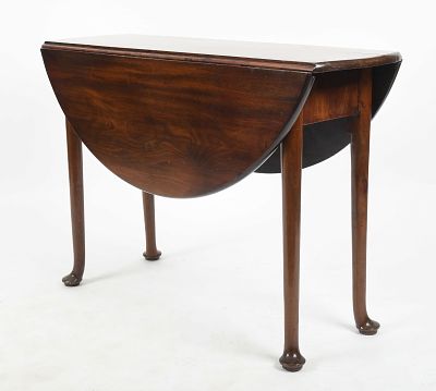 George III Mahogany Drop-Leaf Dining Table, 18th Century. A George III Mahogany Drop-Leaf Dining 