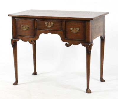 Georgian Style Oak Dressing Table, 20th Century. A Georgian Style Oak Dressing Table, 20th 