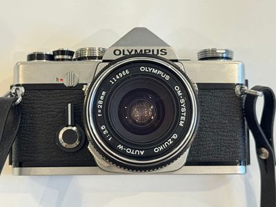 Olympus OM1 35mm SLR Camera 28mm f3.5 lens . 35mm SLR camera silver, body , shutter works 