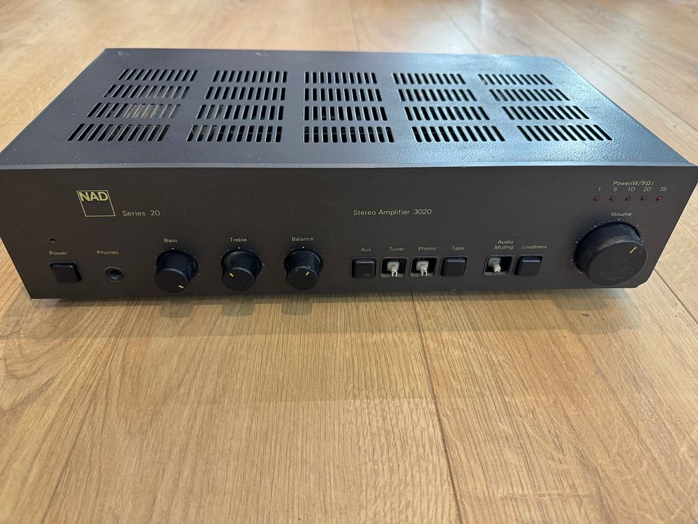 Lot 147: NAD 3020 Series 20 Integrated Stereo Amplifier