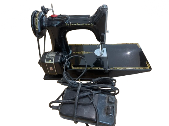 Lot 167: Singer 221K Featherweight Sewing Machine,