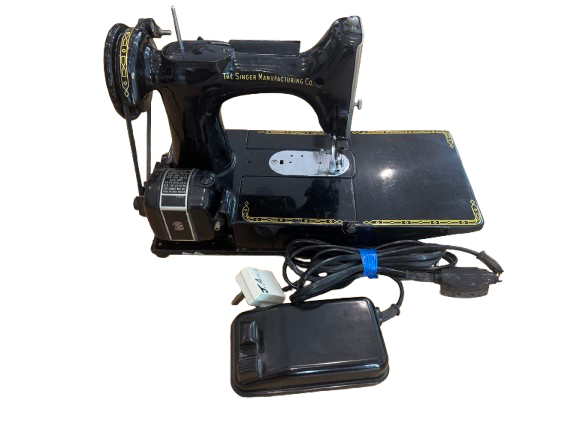 Lot 169: Singer 222k Featherweight Sewing Machine, serial no en 236950