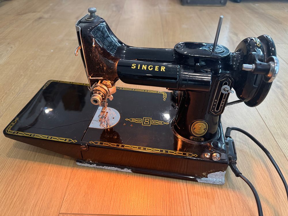 Lot 168: Singer 221K Featherweight Sewing Machine,