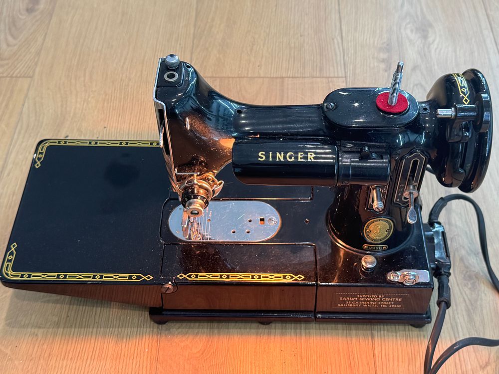 Lot 170: Singer 222k Featherweight Sewing Machine,