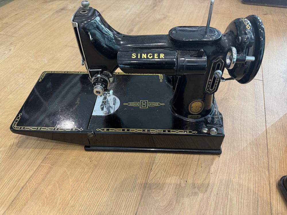 Lot 171: Singer 221K Featherweight Sewing Machine,