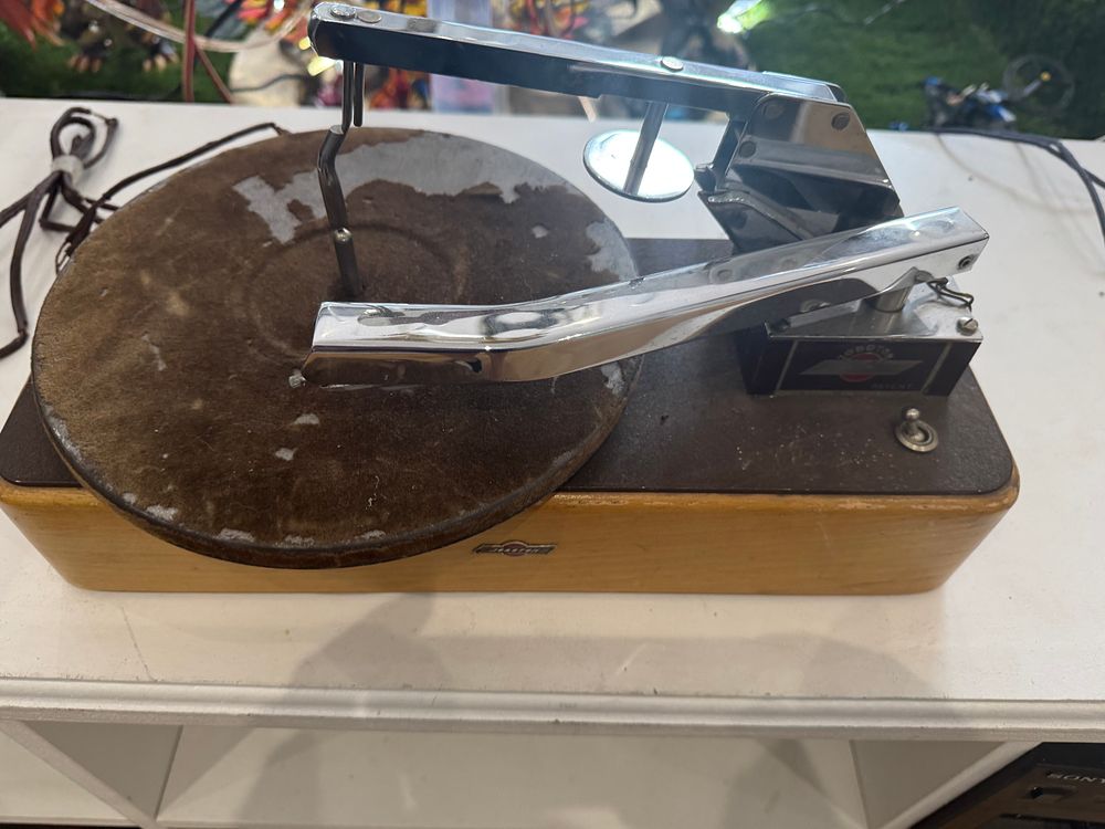 Lot 180: Joboton - S10 Record player