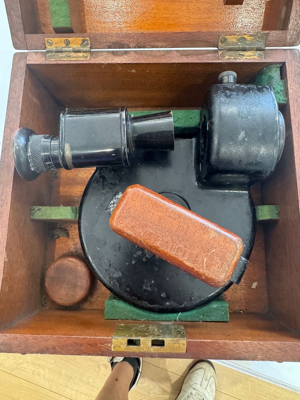 Lot 183: A WW1 naval range finder in its associated box. Marked to maker T. Cooke & Sons Ltd of London & York, and Waymouth-Cooke Naval Range Finder Pat.