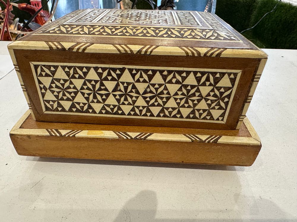 Lot 186: Mother-of-Pearl Inlay Cigarette Box