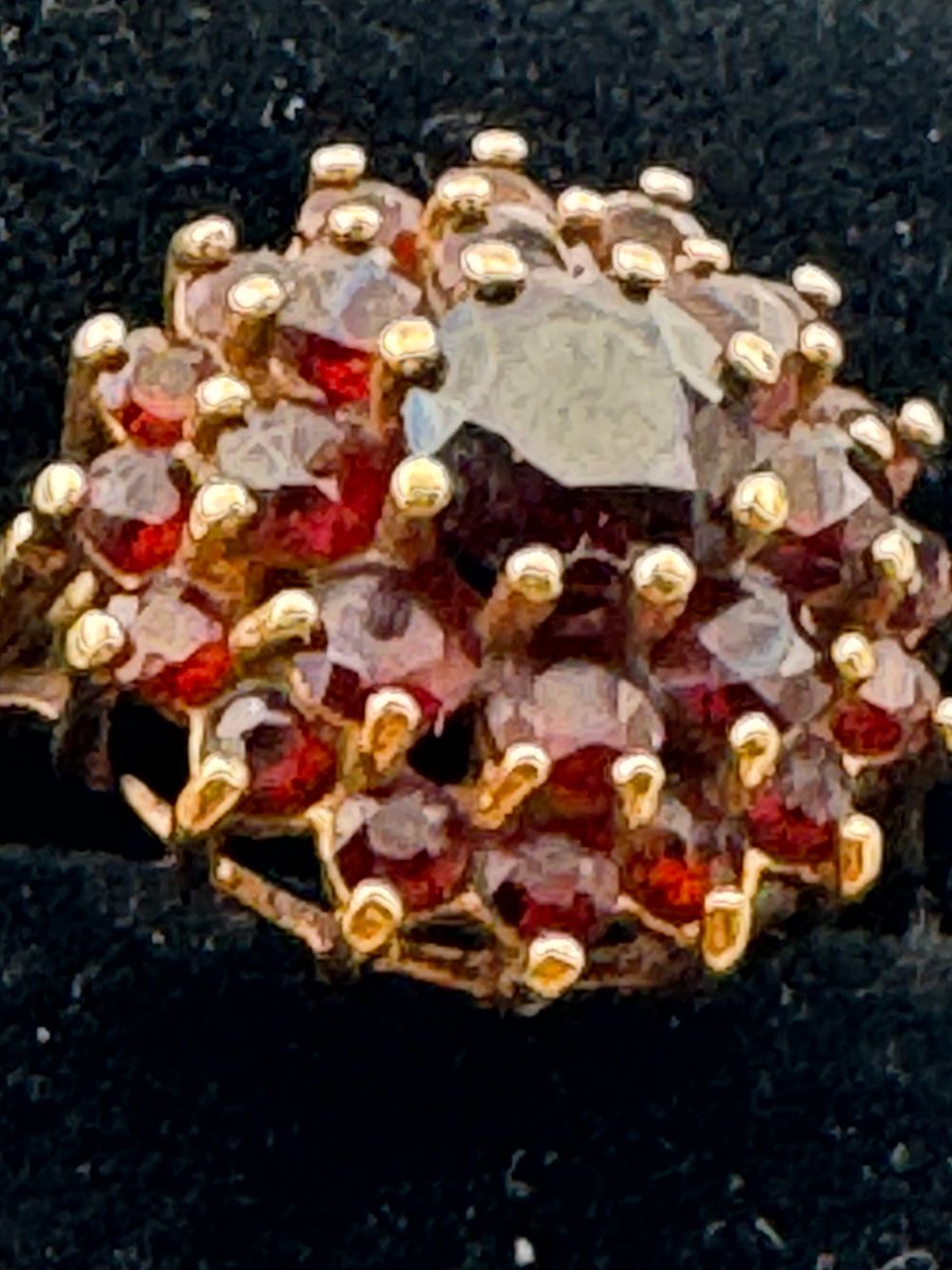 Lot 206: 9 CT GOLD 3GR GARNET RING