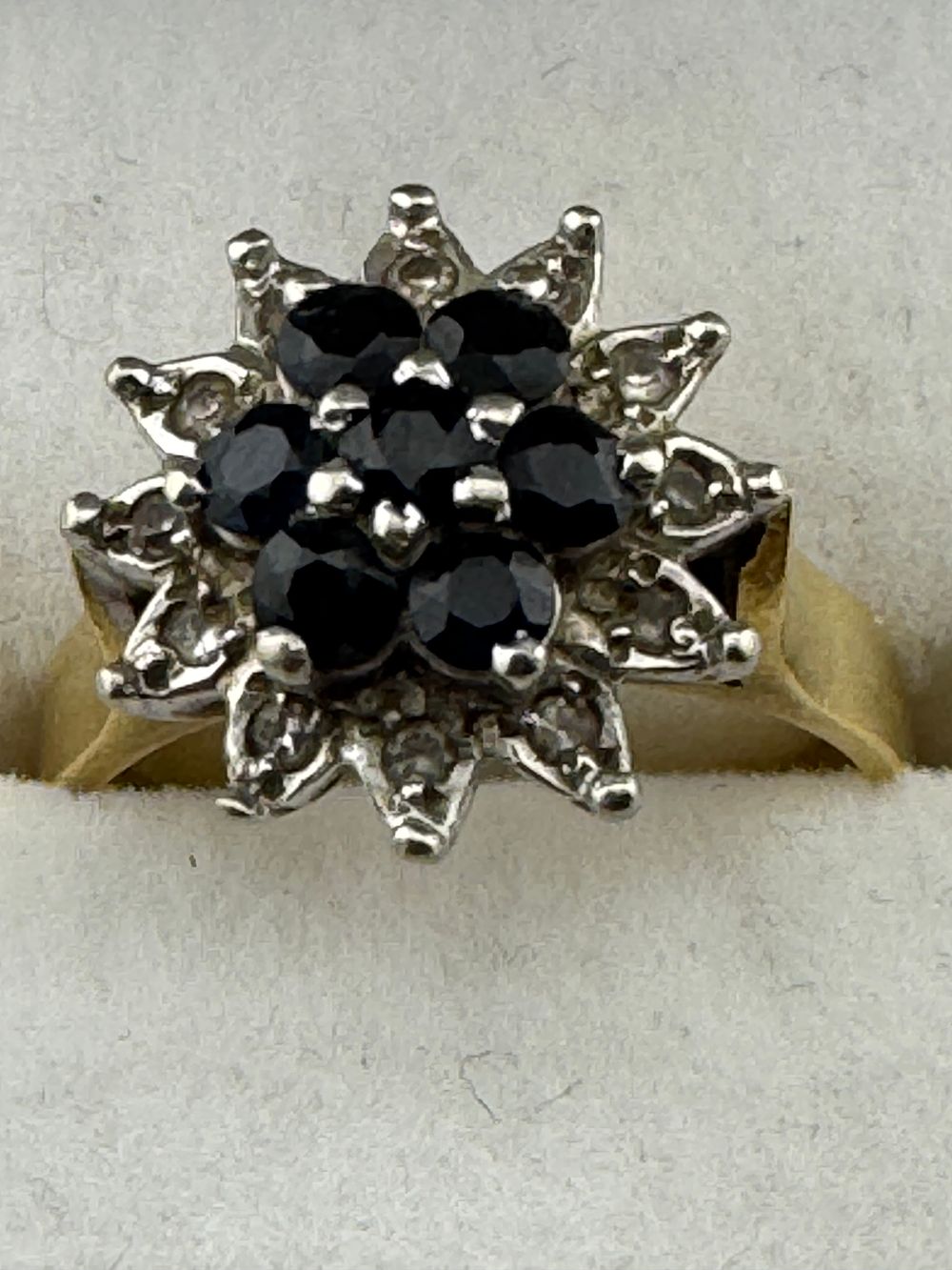 Lot 208: 18 CT 6.4 GR SAPPHIRE / DIAMOND RING