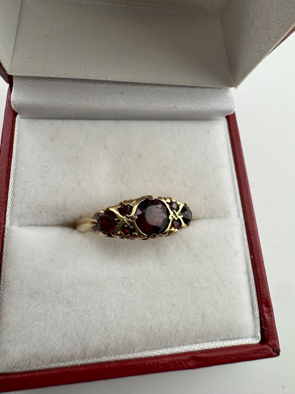Lot 209: 9 CT GOLD / GARNET RING