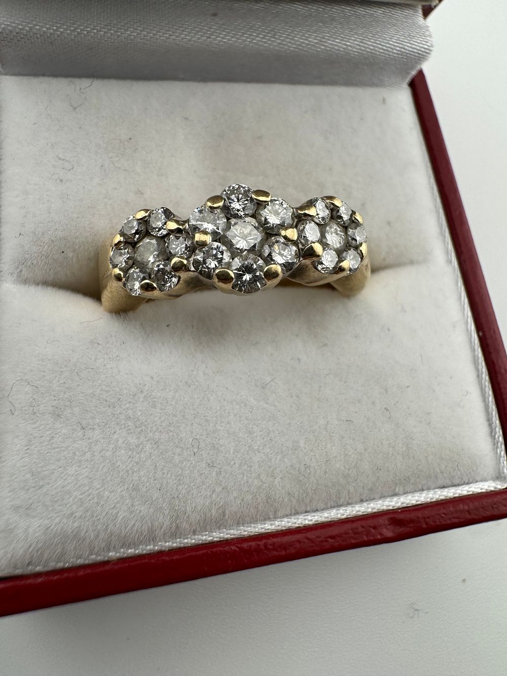 Lot 210: 14CT GOLD / DIMOND RING