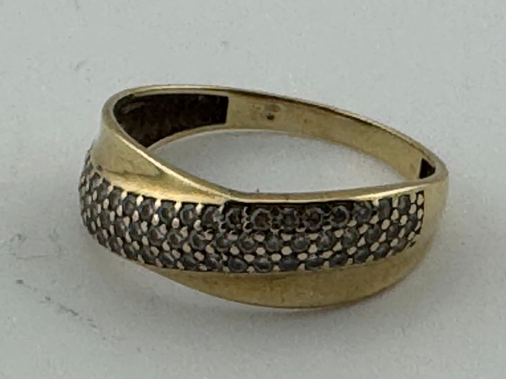 Lot 218: 9CT UNMARKED GOLD RING