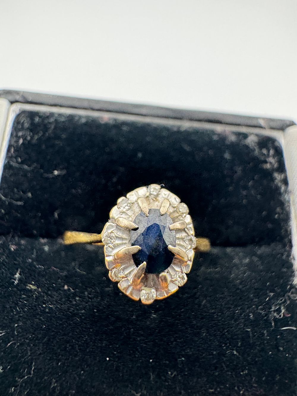 Lot 221: 18 CT GOLD SAPPHIRE / DIAMOND RING