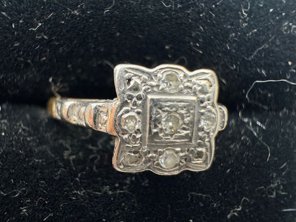 Lot 222: 18CT GOLD PLATNIUM RING