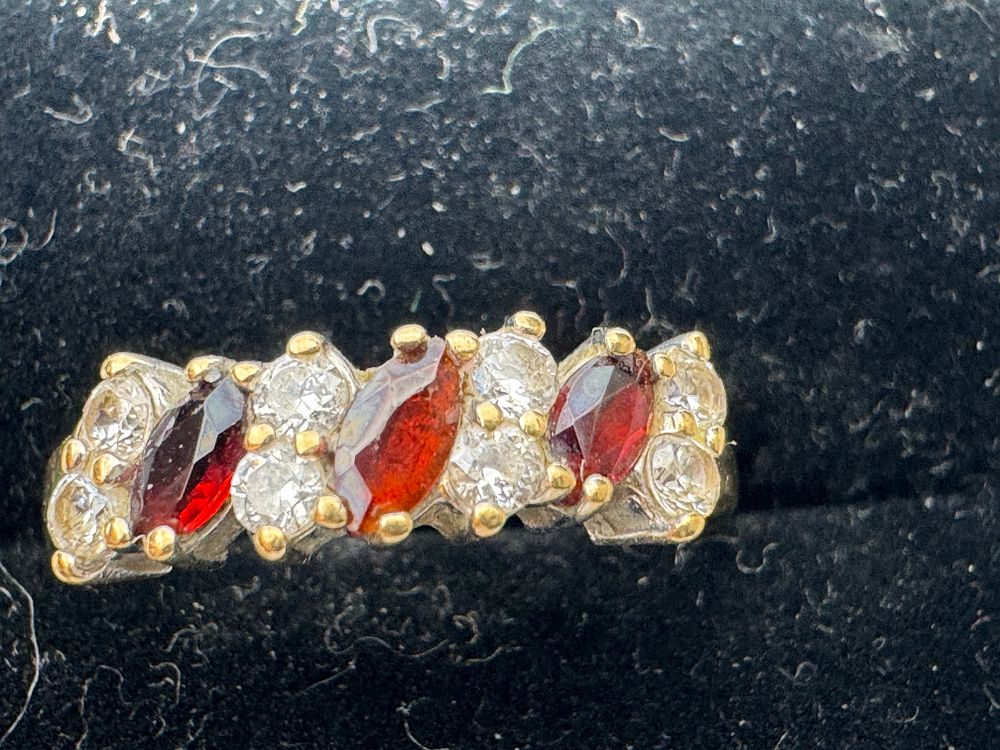 Lot 224: 9 CT 2,4 GR GOLD RING WITH STONES
