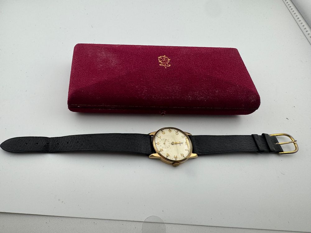 Lot 230: TUDOR ROLEX GOLD WATCH
