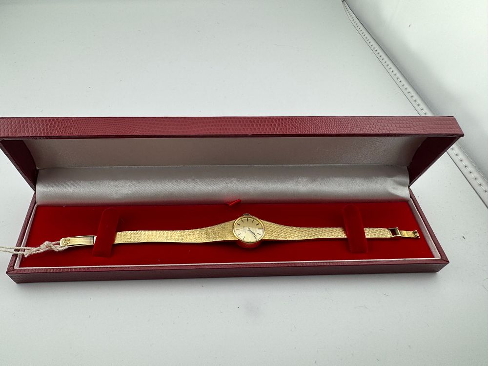 Lot 232: OMEGA LADIES GOLD AUCTOMATIC WATCH 38.40 GR 18 CT