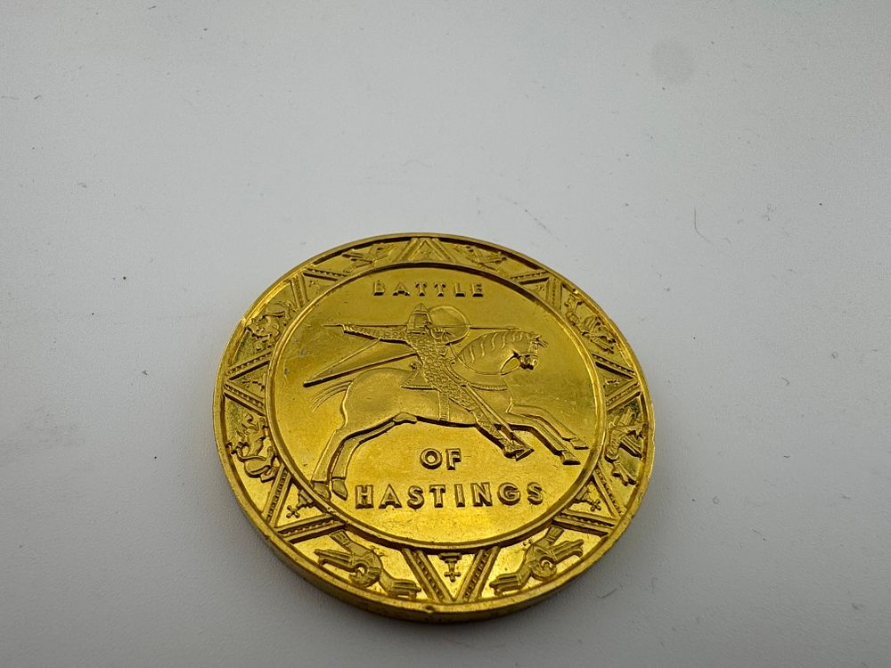 Lot 233: 1966 900th Anniversary of The Battle of Hastings Gold Medallion