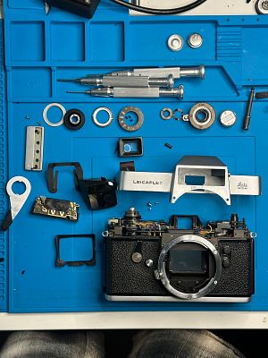 A Leicaflex SL 35mm camera s/no 1874611 leitz wetzlar sumicron r 50mm f2 / FULLY SERVICED. SL 35 