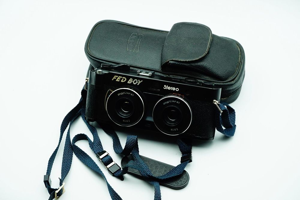 Lot 70: A FED Stereo 35mm Stereoscopic Viewfinder Camera
black, serial no. 753151