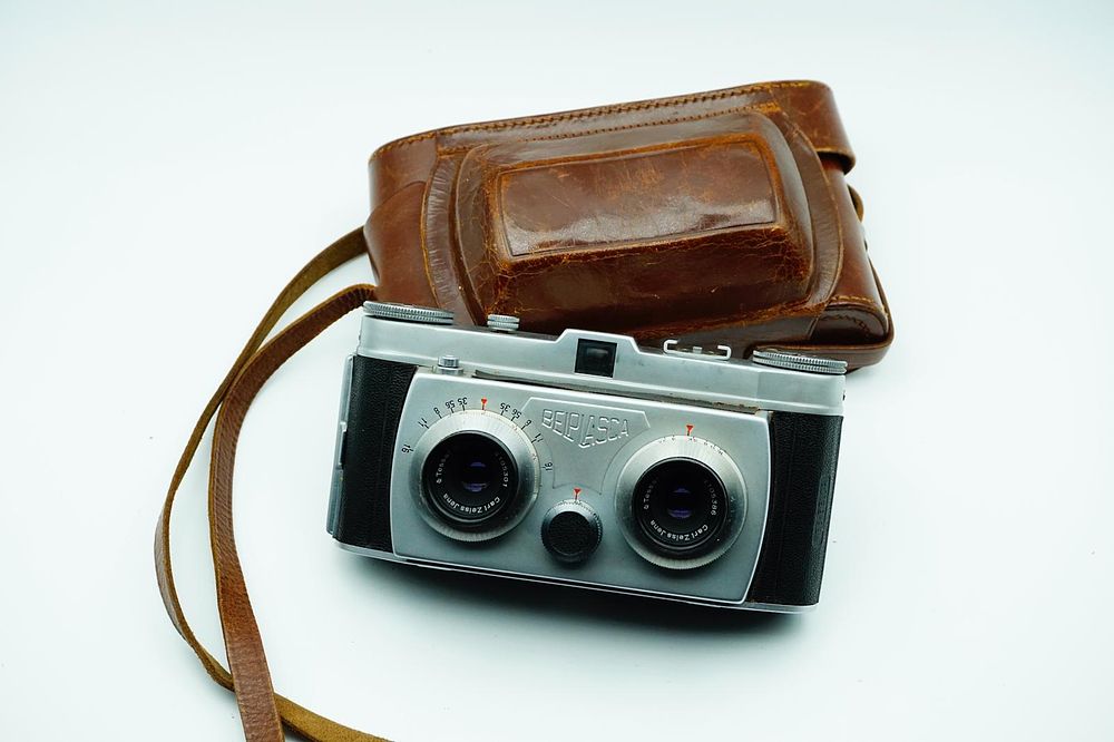Lot 66: Belplasca Stereoscopic (3-D) Camera