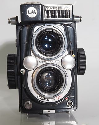 A yashica 44 shutter working / aperture working light lens on the glass clear lens
