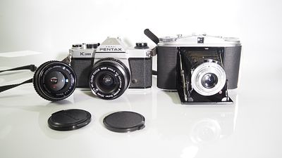 A Pentax k1000 with 50mm f1.7 / 28mm f2,8 / camera working / shutter sticking lenses clean agfa 